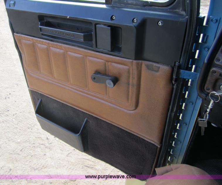 image for item 3354 1995 Freightliner FLD120 semi truck