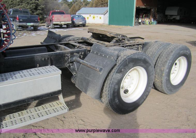 image for item 3354 1995 Freightliner FLD120 semi truck