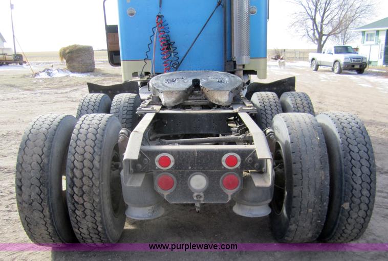 image for item 3354 1995 Freightliner FLD120 semi truck