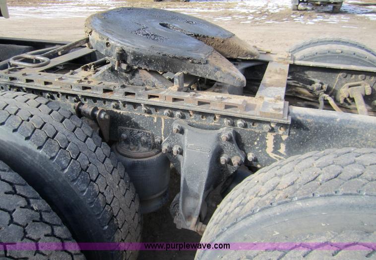 image for item 3354 1995 Freightliner FLD120 semi truck