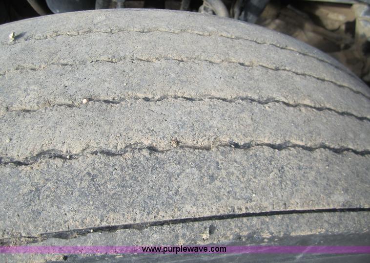 image for item 3354 1995 Freightliner FLD120 semi truck