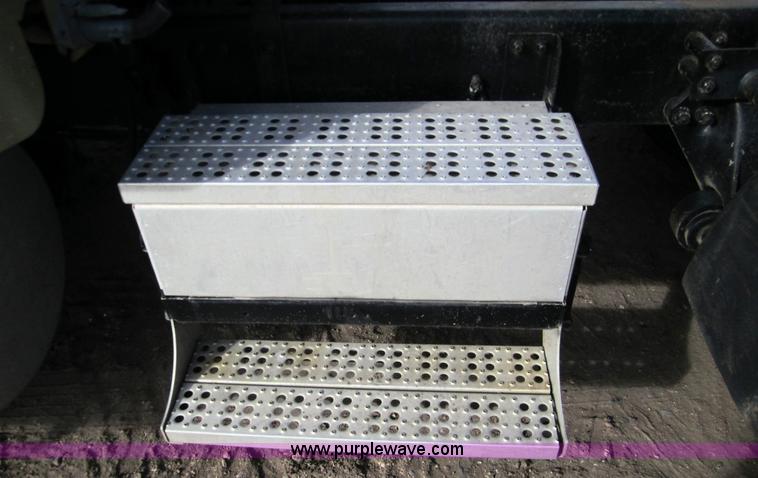 image for item 3354 1995 Freightliner FLD120 semi truck