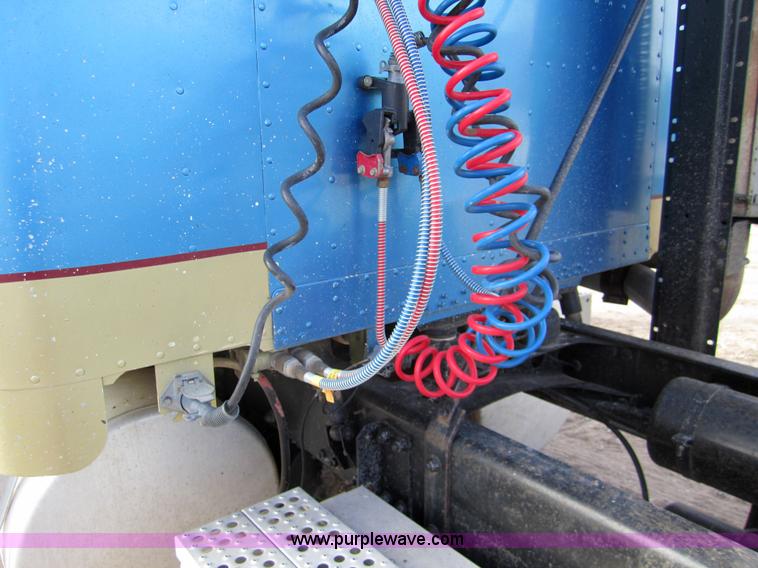 image for item 3354 1995 Freightliner FLD120 semi truck