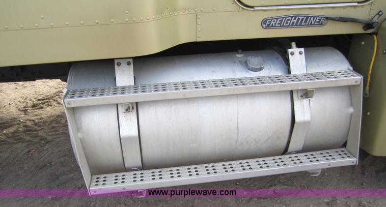 image for item 3354 1995 Freightliner FLD120 semi truck