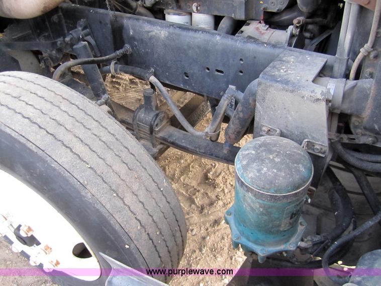 image for item 3354 1995 Freightliner FLD120 semi truck