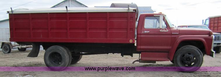 image for item 3355 1974 Ford F600 grain truck