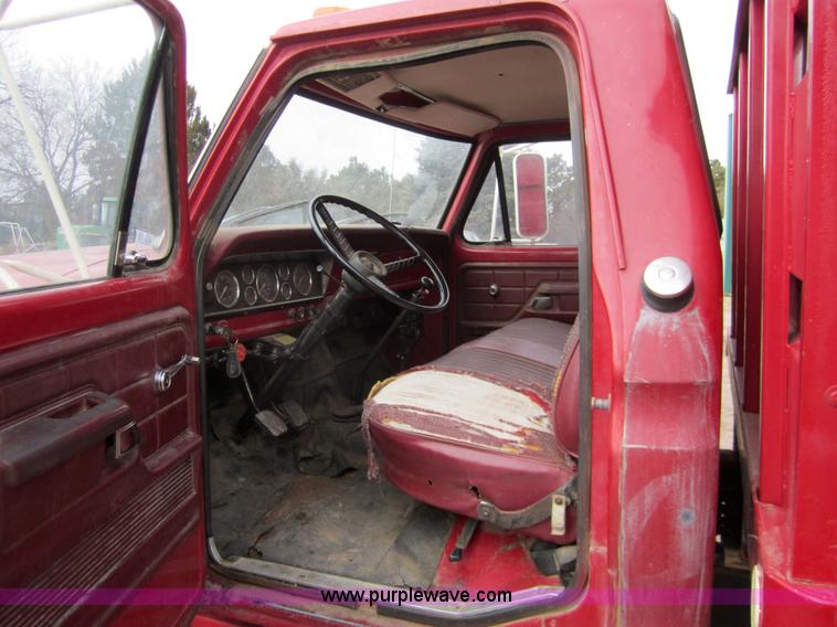 image for item 3355 1974 Ford F600 grain truck