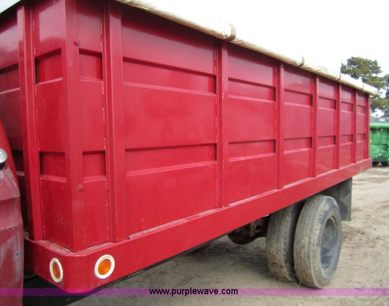 image for item 3355 1974 Ford F600 grain truck
