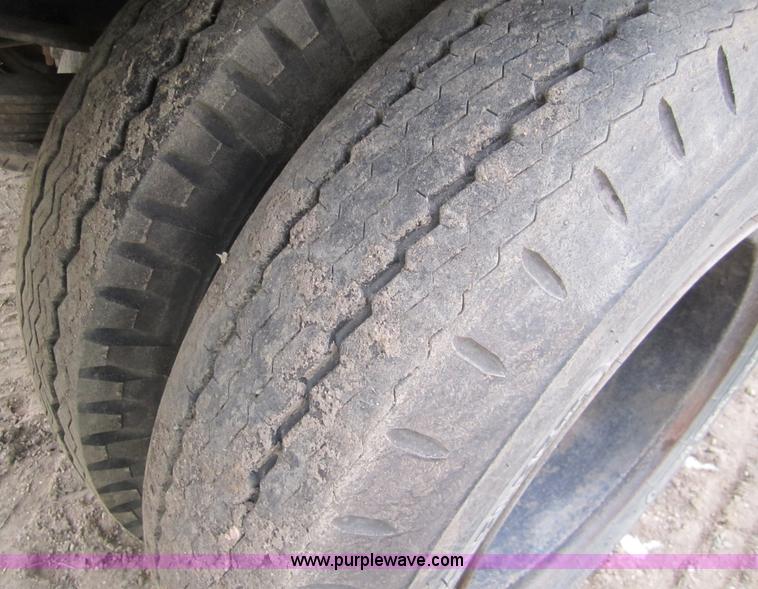 image for item 3355 1974 Ford F600 grain truck