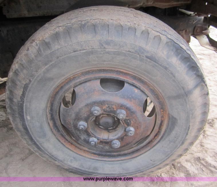 image for item 3355 1974 Ford F600 grain truck