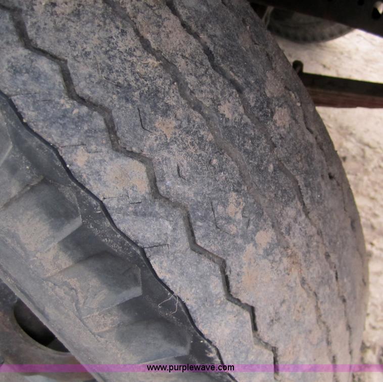 image for item 3355 1974 Ford F600 grain truck