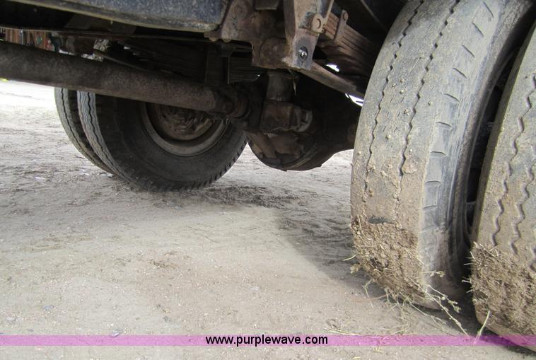 image for item 3355 1974 Ford F600 grain truck