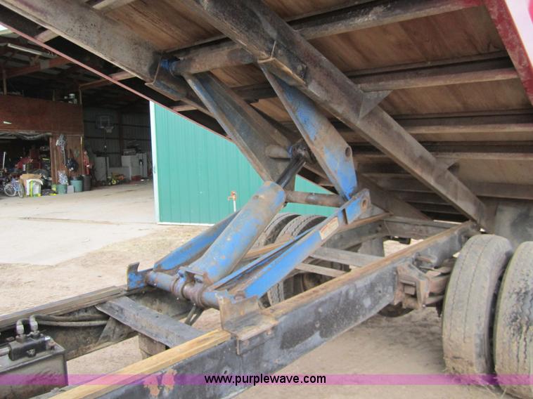 image for item 3355 1974 Ford F600 grain truck