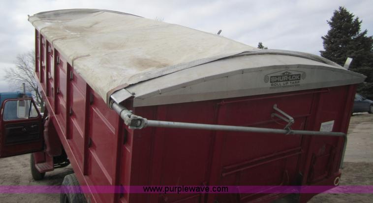 image for item 3355 1974 Ford F600 grain truck