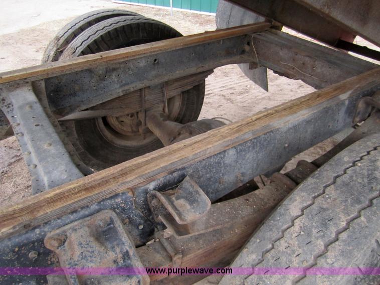 image for item 3355 1974 Ford F600 grain truck