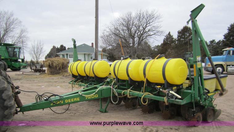 image for item 3358 1990 John Deere 7200 eight row planter