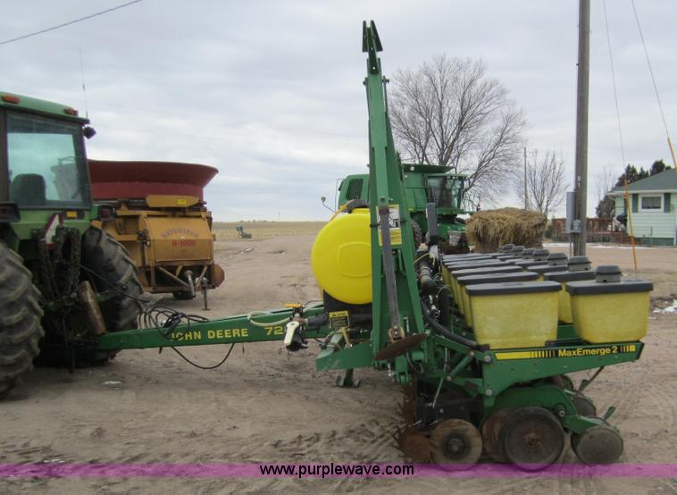 image for item 3358 1990 John Deere 7200 eight row planter