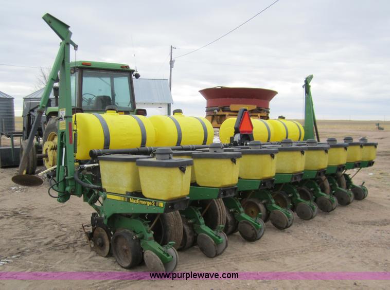 image for item 3358 1990 John Deere 7200 eight row planter