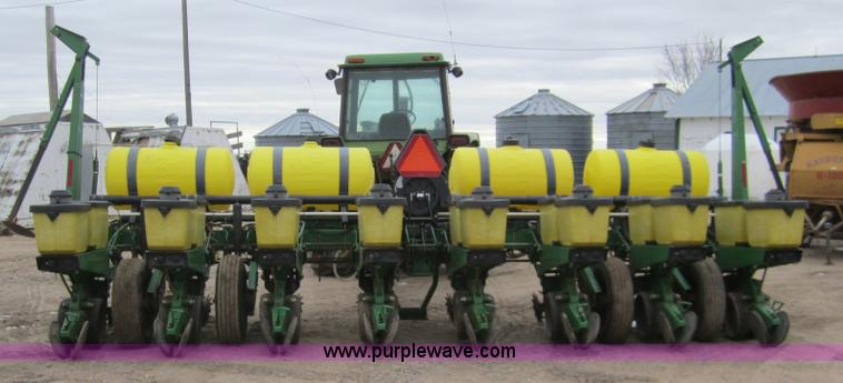 image for item 3358 1990 John Deere 7200 eight row planter