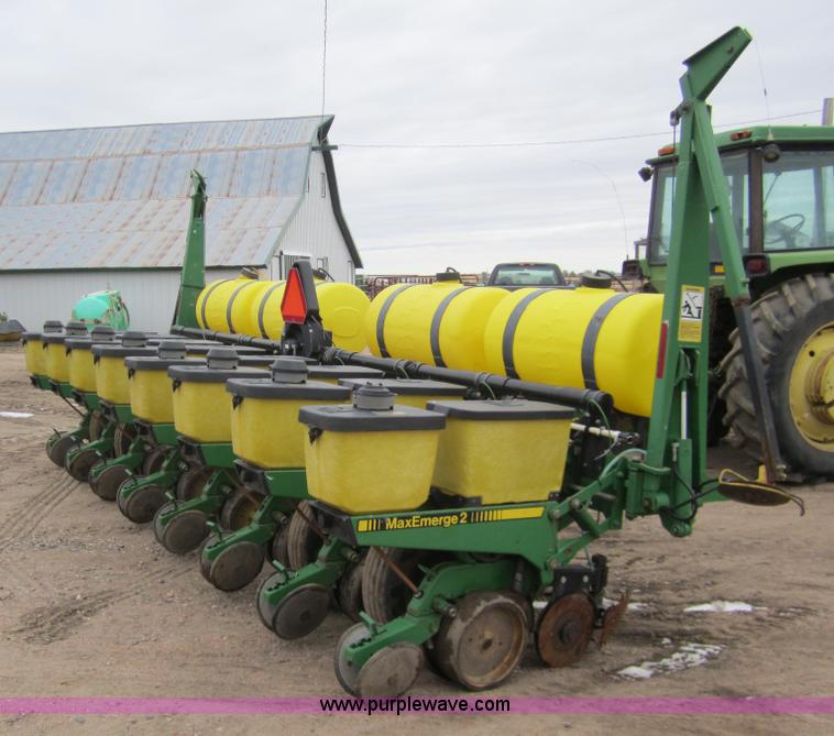 image for item 3358 1990 John Deere 7200 eight row planter
