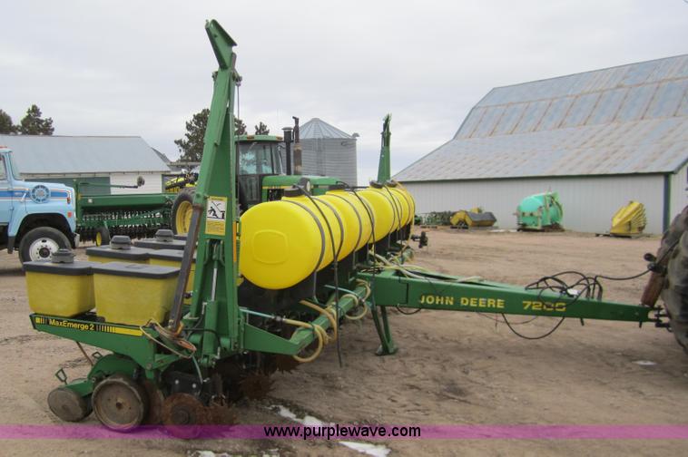 image for item 3358 1990 John Deere 7200 eight row planter