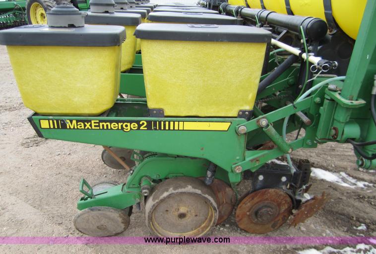 image for item 3358 1990 John Deere 7200 eight row planter