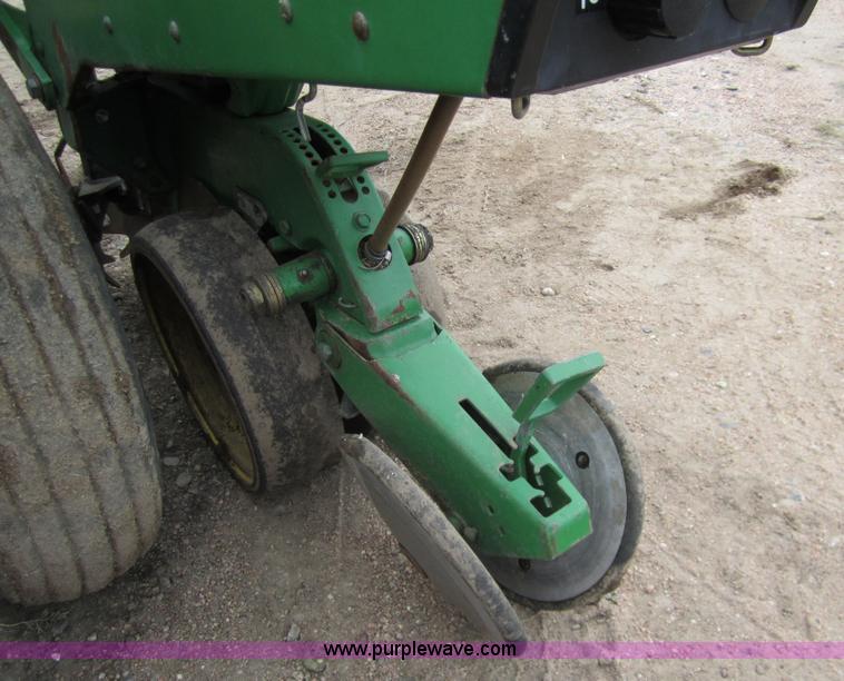 image for item 3358 1990 John Deere 7200 eight row planter