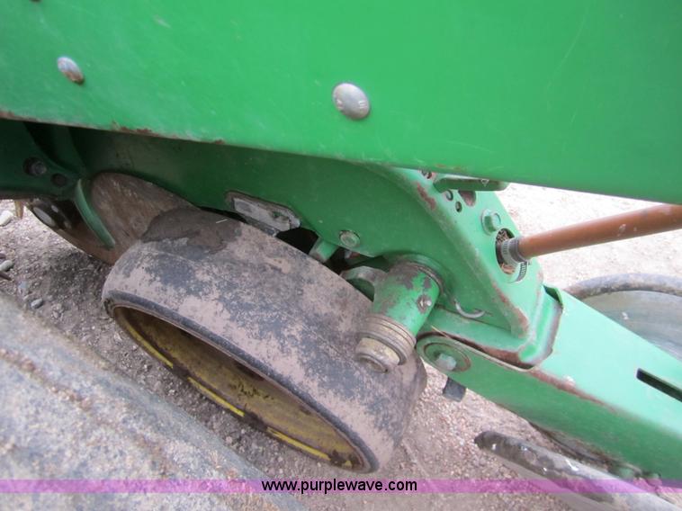 image for item 3358 1990 John Deere 7200 eight row planter