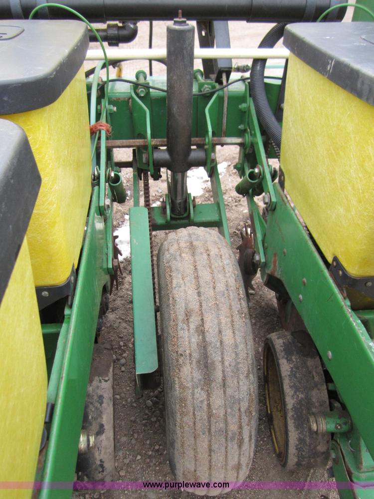 image for item 3358 1990 John Deere 7200 eight row planter