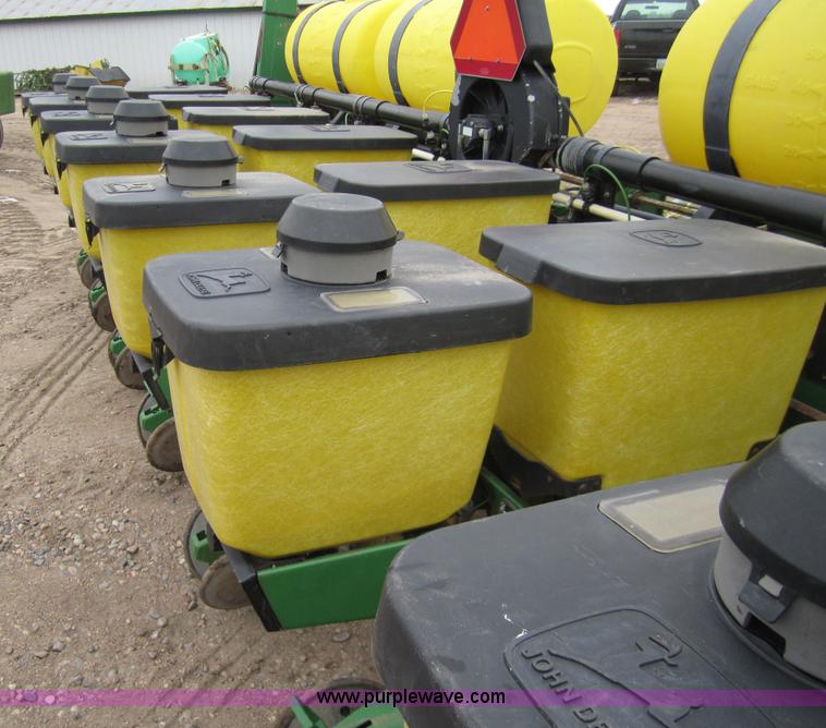 image for item 3358 1990 John Deere 7200 eight row planter