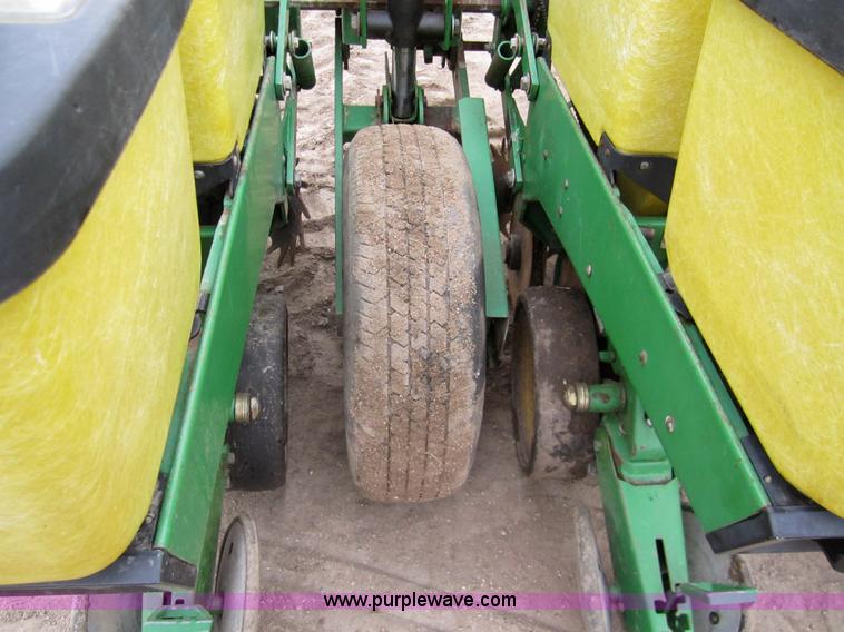 image for item 3358 1990 John Deere 7200 eight row planter
