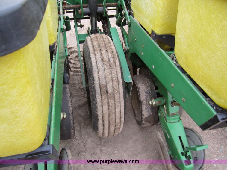 image for item 3358 1990 John Deere 7200 eight row planter