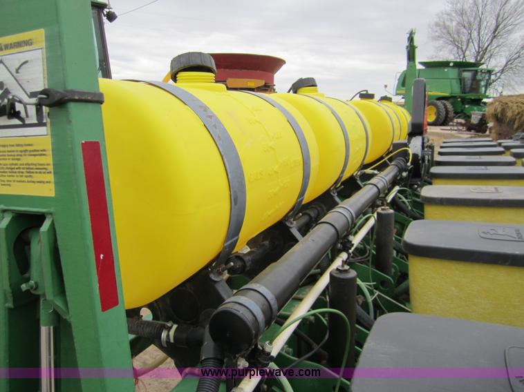 image for item 3358 1990 John Deere 7200 eight row planter