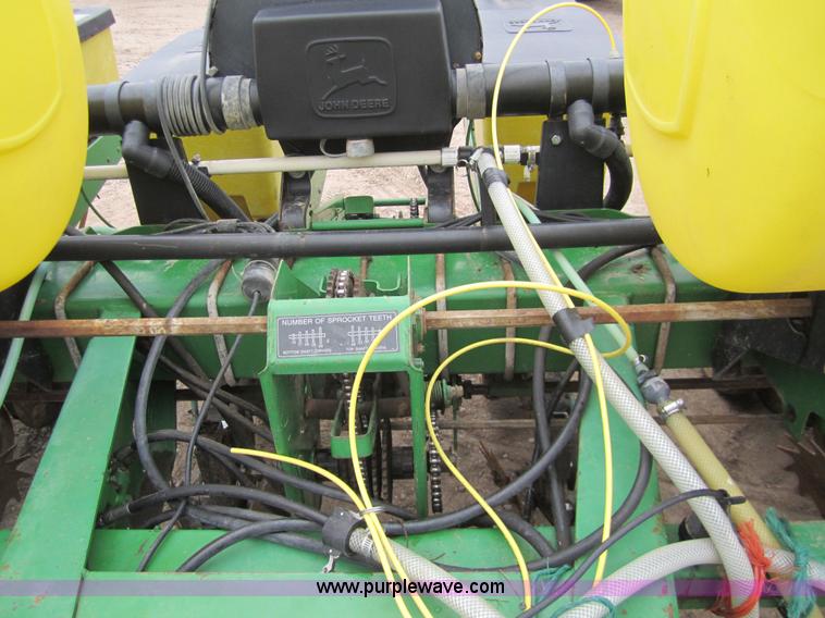 image for item 3358 1990 John Deere 7200 eight row planter