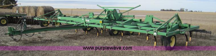 image for item 3370 John Deere 680 chisel