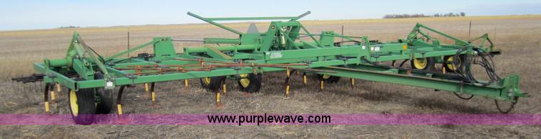 image for item 3370 John Deere 680 chisel