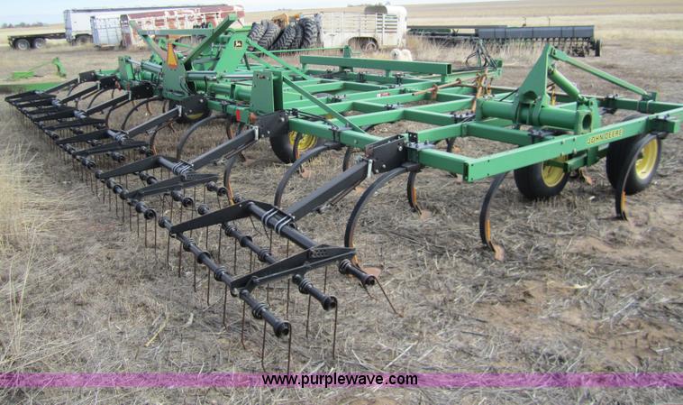 image for item 3370 John Deere 680 chisel