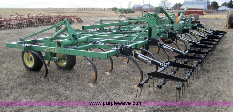 image for item 3370 John Deere 680 chisel