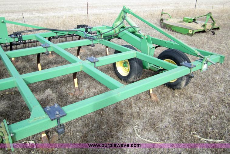 image for item 3370 John Deere 680 chisel