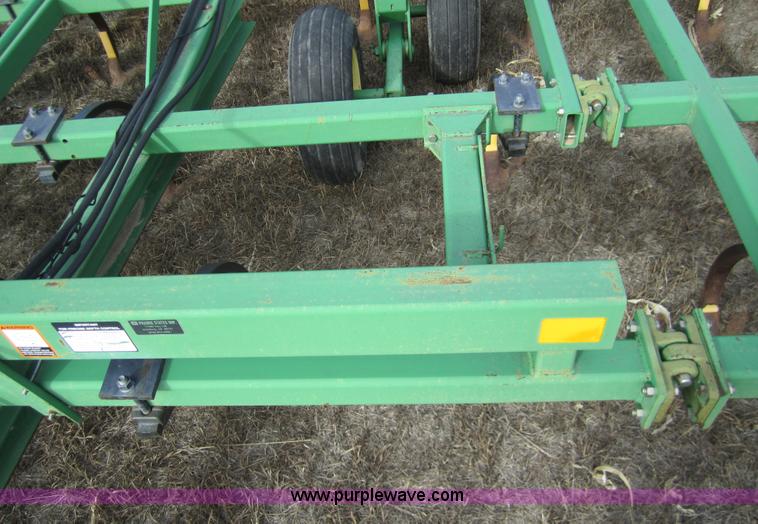 image for item 3370 John Deere 680 chisel