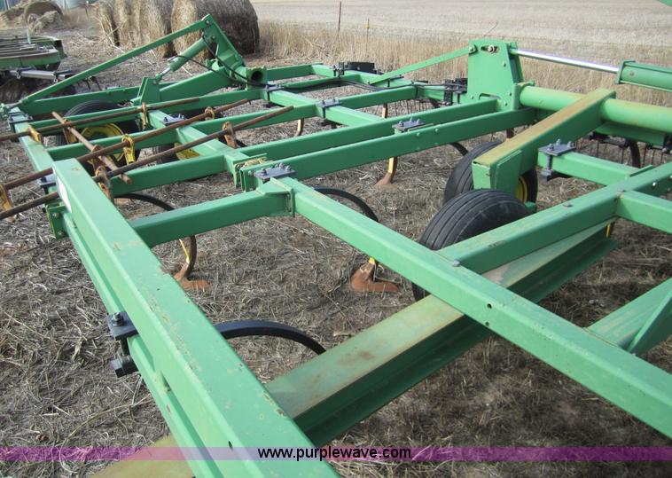 image for item 3370 John Deere 680 chisel