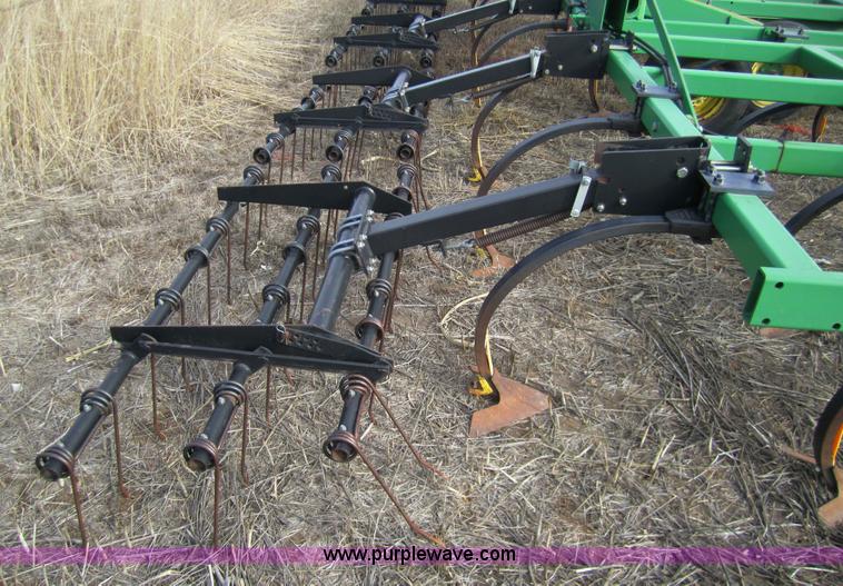 image for item 3370 John Deere 680 chisel