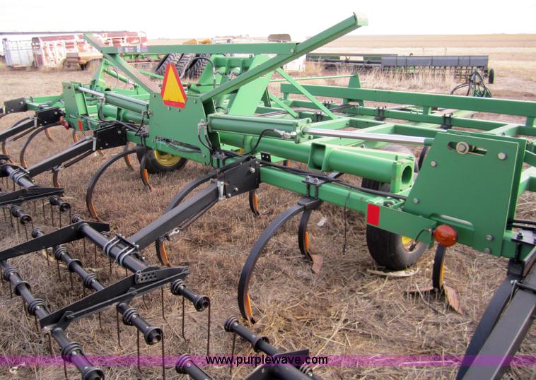 image for item 3370 John Deere 680 chisel