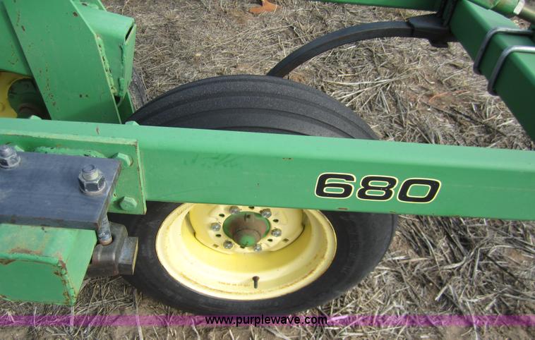 image for item 3370 John Deere 680 chisel