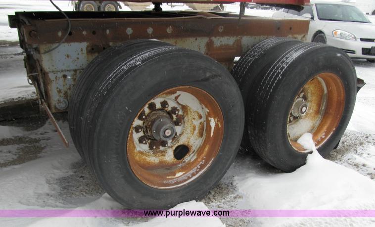 image for item 4001 Rear tandem axles from air ride van trailer