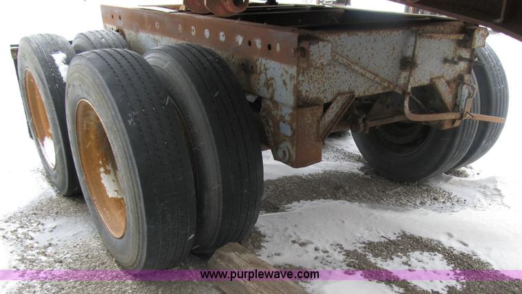 image for item 4001 Rear tandem axles from air ride van trailer