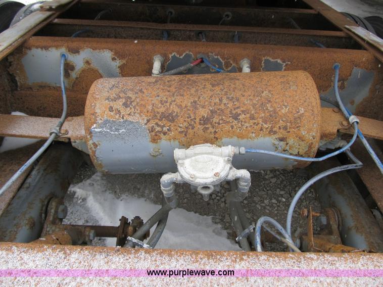 image for item 4001 Rear tandem axles from air ride van trailer