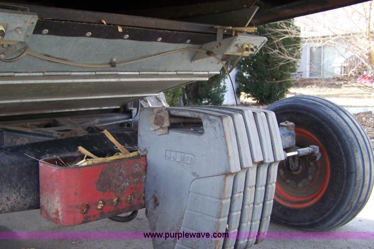 image for item 7281 Allis Chalmers M2 Gleaner combine