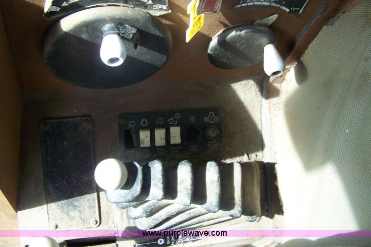 image for item 7281 Allis Chalmers M2 Gleaner combine