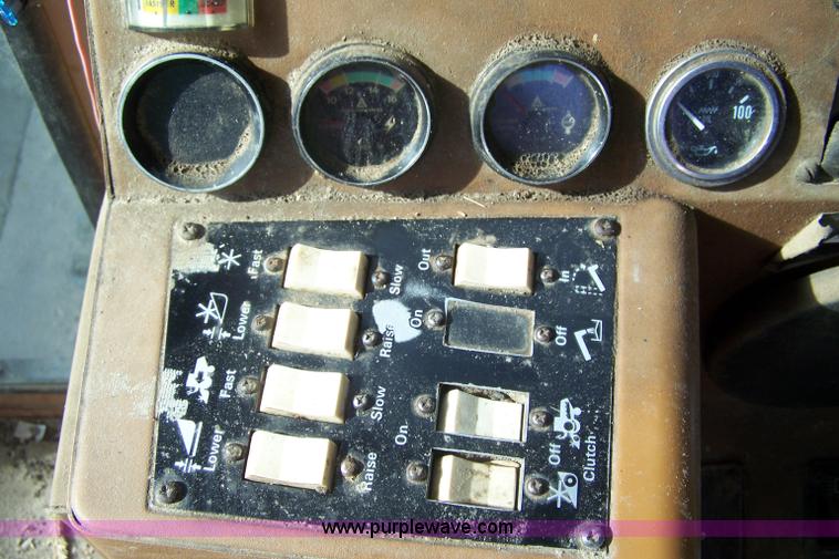 image for item 7281 Allis Chalmers M2 Gleaner combine